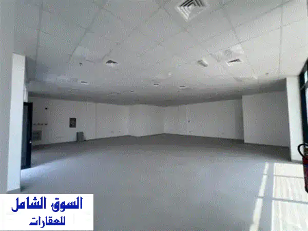 فرصة لا تعوض: شو روم ضخم للإيجار بالصناعية 18 - 2700 قدم² بدون تأمين! موقع استراتيجي لأعمالك