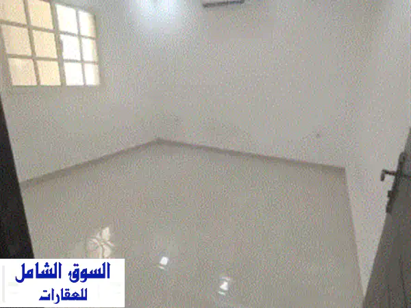 للإيجار شقة في قلالي: غرفة نوم، صالة، مطبخ، حمام،...