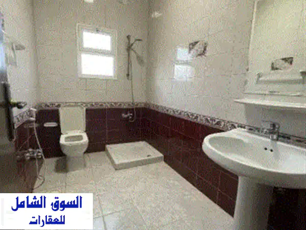 للإيجار فيلا من طابق واحد في عالي تتكون من 4 غرف 3 حمامات، صالة مع المكيفات، مطبخ، كراج لسيارتين ...
