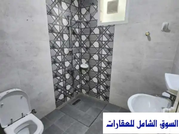 شقة للإجار في عمان مسقط غرفتين وحمامين ومطبخ نظامي وصالة السعر شامل التوصيل واتساب الرقم البايو للإيجار الحمراء الداخلية