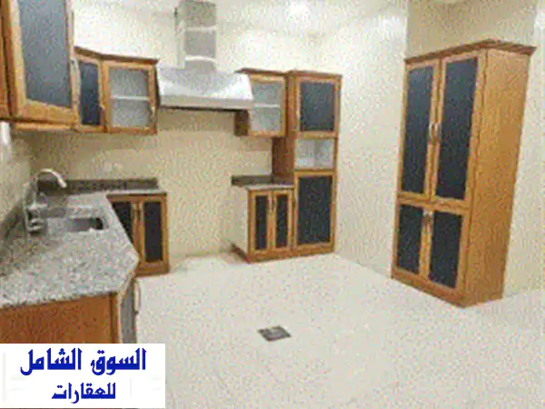 للإيجار دور أول في منطقة جابر الأحمد مع روف كبير. سكن المالك عبارة عن صالة كبيرة وروف و3 غرف نوم ...