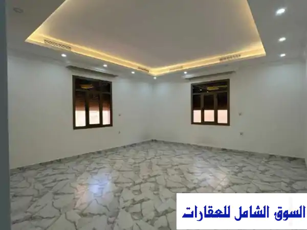 للإيجار شقة ارضية في الرميثية ثلاث غرف ماستر حولي