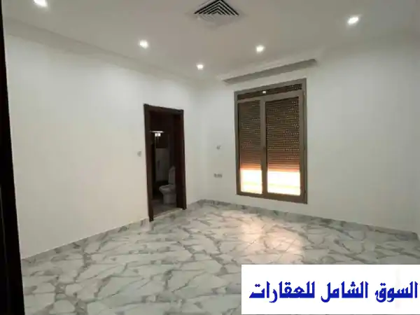 للإيجار شقة ارضية في الرميثية ثلاث غرف ماستر حولي