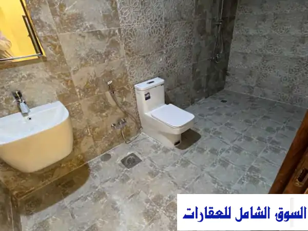 للإيجار شقة الرميثية سرداب يوجد حوشين داخل الشقة في حولي
