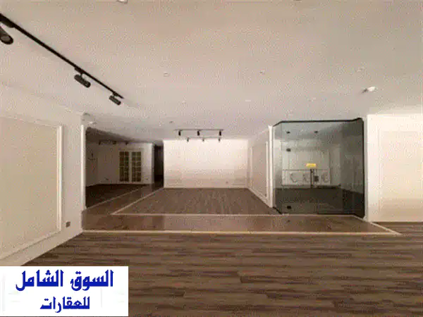 للإيجار معرض في الصناعية 4 على شارع عام مباشر، بمساحة 15000 قدم مربع، تشطيب جديد وعصري، ويضم مكاتب، ...