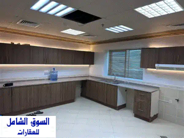 للبيع شقة دوبلكس فاخرة  المجاز، الشارقة، بإطلالة مفتوحة على بحيرة خالد. موقفا سيارات. تفاصيل ...