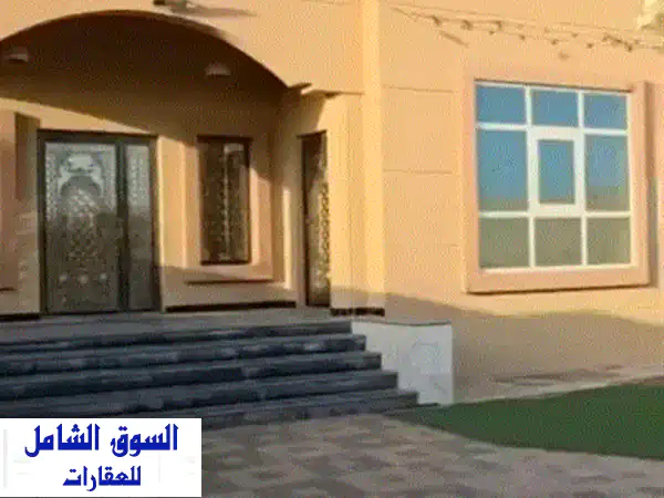 للبيع فيلا فاخرة في الروضة بمساحة كبيرة وتصميم...