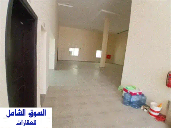 فرصة ذهبية: شوروم تجاري فسيح للإيجار السنوي بالجرف الصناعية 2، عجمان | 196 م² بموقع استراتيجي