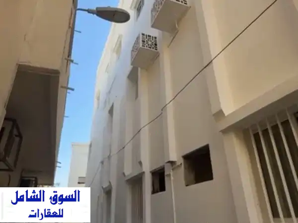 للبيع عمارة في المحرق قريبة من سوق المحرق، تتكون من...
