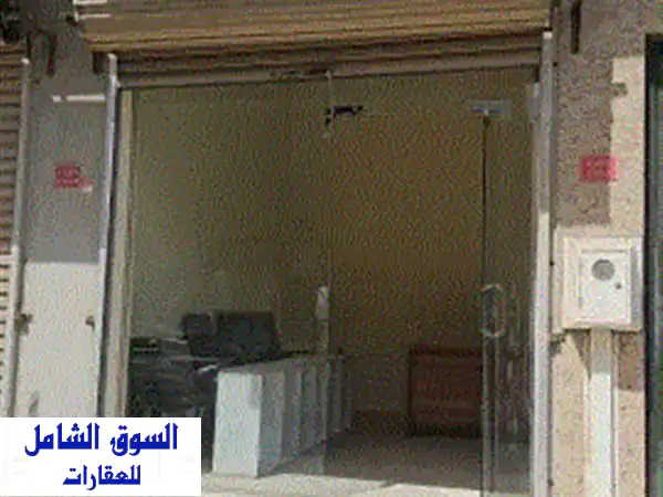 للإيجار محل في سند بالقرب من محلات الزعيم والسرحان للتمور بمبلغ 90 دينار، ويوجد فيه مكتب وطاولة ...