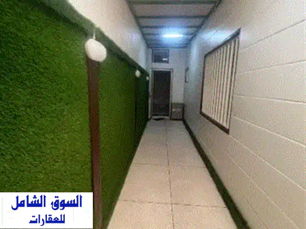 للإيجار دور أرضي في منطقة سلوى، له 3 مداخل. يتكوّن من 3 غرف، منها غرفتان ماستر، و3 صالات مع حمام ...