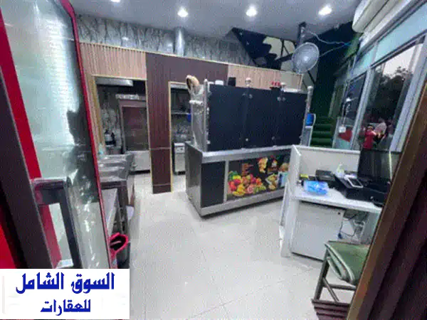 فرصة استثمارية: مطعم وكافيتريا جاهز للإيجار بشارع الملك فيصل - موقع زاوية حيوي وجلسة خارجية مرخصة!