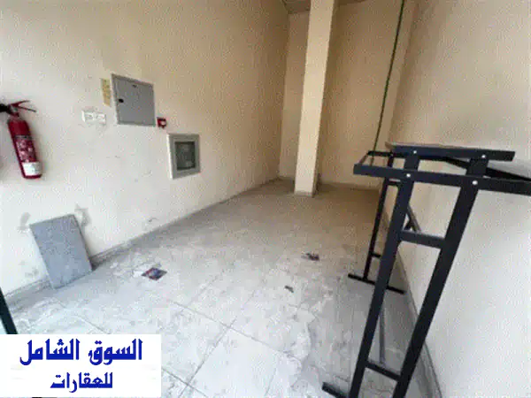 محل تجاري بموقع استراتيجي في الراشدية 3  عجمان، أمام جراند مول، للإيجار السنوي. يتميز بمساحة واسعة ...