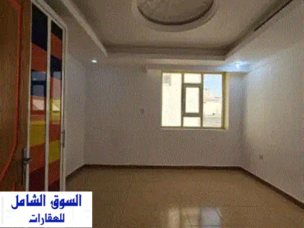 شقة للإيجار للوافدين في سلوى ق1: مساحات واسعة، 4 غرف، شامل 500 د.ك