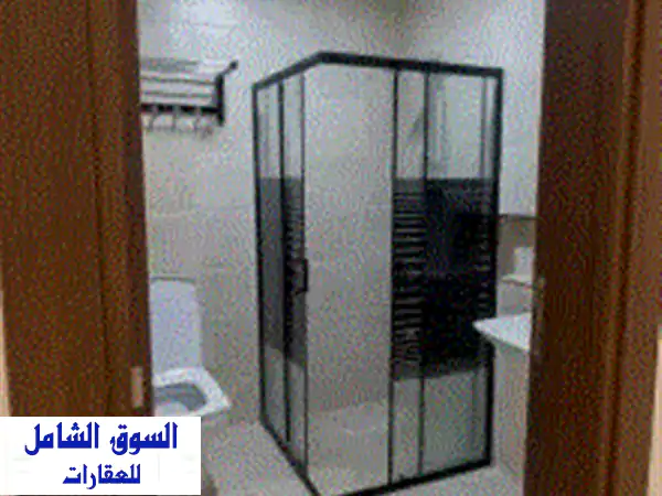 شقة أرضية للإيجار في القادسية، قريبة من الخدمات. تتميز الشقة بمدخلين، صالة واسعة، 3 غرف نوم (منها ...