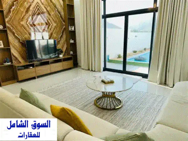 شاليه فاخر للبيع في مرسى الفجيرة (جاهز ومفروش)، 3 غرف نوم + صالة + مسبح خاص. إطلالة ممتازة. المساحة ...