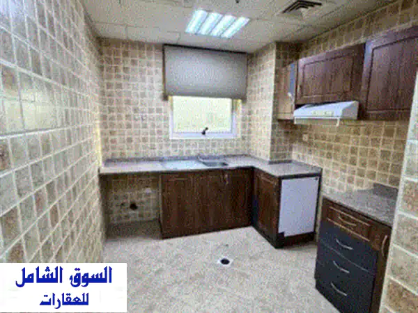 شقة تجارية غرفتين وصالة للإيجار السنوي في عجمان في الجرف 2، قريب من المحكمة، حمامين، خارجي، تكييف ...