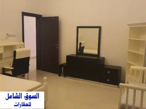 للإيجار فيلا طابقين في منطقة الجنبية، مؤثثة بالكامل بتشطيبات ديلوكس راقية، بالقرب من الخدمات ...