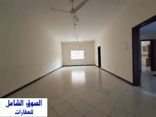 فيلا تجارية دوبلكس 4 غرف نوم وصالة في العدلية...