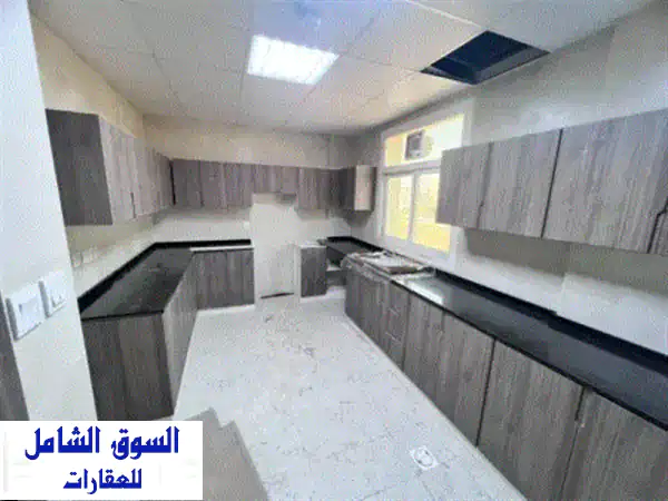 بناية جديدة، أول ساكن في العالية، قريبة من البيت المتوحد. غرفة وصالة، تشطيبات حديثة، صالة منفصلة، ...