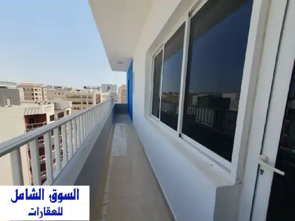 شقة سكنية للبيع مع التكييف مكونة من ثلاث غرف...