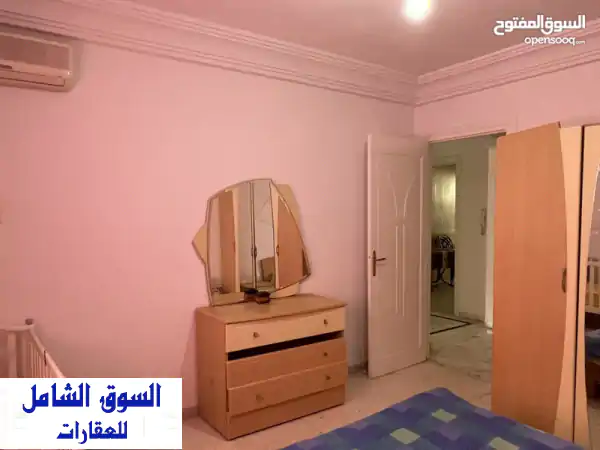شقة مفروشة متكونة من غرفتين و صالون للايجار باليوم في تونس العاصمة على طريق المرس