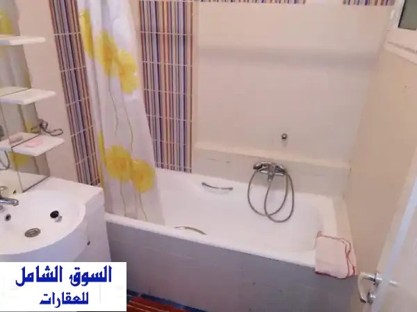 شقة مفروشة متكونة من ثلاث غرف و صالة للايجار باليوم في تونس العاصمة