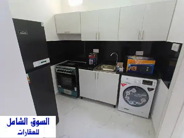 شقة فاخرة للإيجار في الشامخة: 3 غرف ماستر، شاملة فواتير ومواقف، قرب مكاني مول