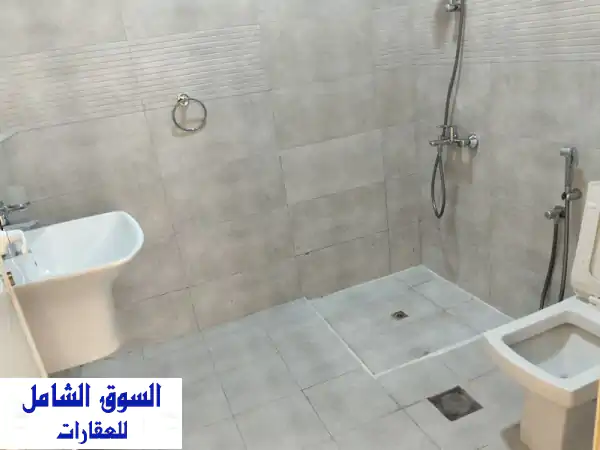 شقة أحلامك للإيجار بالرياض: غرفتين، صالة، 3 حمامات، شامل الماء والكهرباء 🌟
