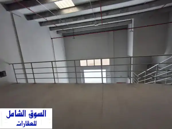 فرصة ذهبية: مستودع للإيجار السنوي في الجرف الصناعية 3، عجمان | 4000 قدم بميزانين على شارع رئيسي
