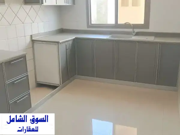 فرصة مميزة: شقة عائلية فسيحة للإيجار بجدحفص - 3 غرف نوم، مطبخ مجهز وموقف خاص قرب نادي الشباب!