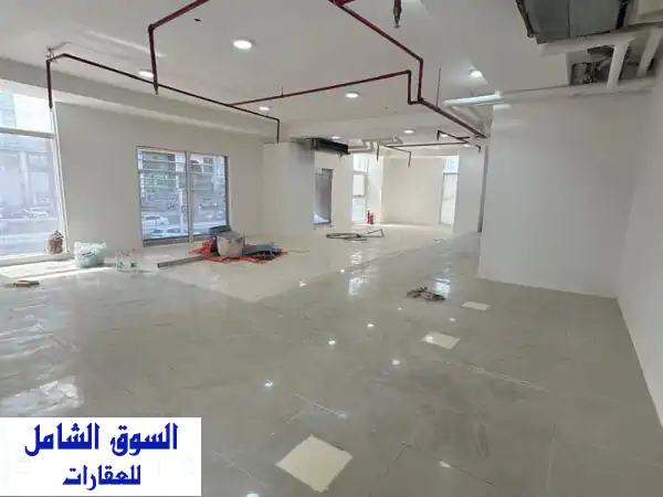 فرصة ذهبية: محل تجاري للإيجار بموقع استراتيجي - 750م+ على شارع رئيسي حيوي!