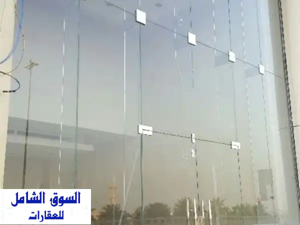 فرصتك لنجاح أعمالك: صالة عرض فاخرة 4200 قدم على...