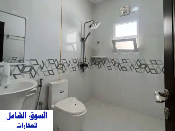 فرصة ذهبية: شقة راقية للإيجار في بوشر، مسقط | غرفتين وصالة، تكييف | جاهزة للسكن بـ 190 ر.ع