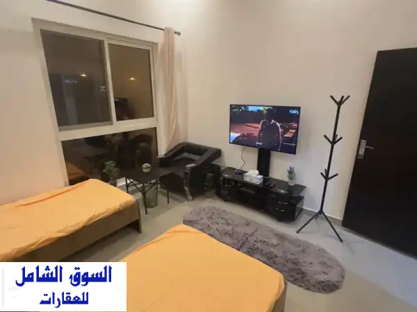 لعشاق الهدوء والتميز: غرفة ثلاثية بحمام خاص للإيجار (مشاركة راقية بقرب دبي والشارقة)