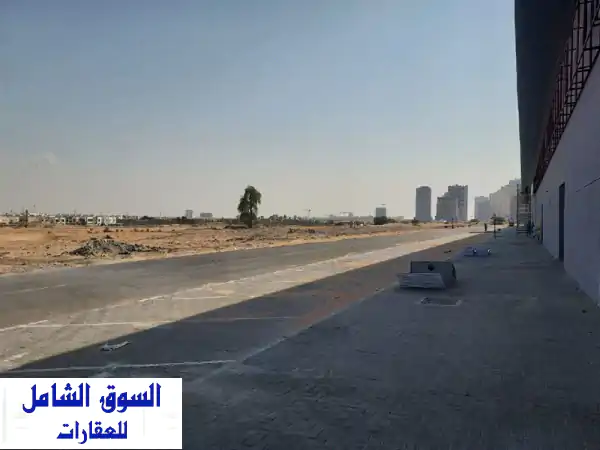 فرصة استثمارية للإيجار: مجمع تجاري فاخر وجاهز على شارع الشيخ محمد بن زايد، الزاهية/عجمان - موقع استراتيجي