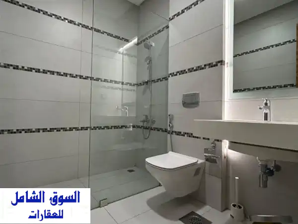 شقة مفروشة فاخرة للإيجار بشرق قطعة 3 | إطلالة بحرية، تشطيب سوبر ديلوكس وخدمات متكاملة!