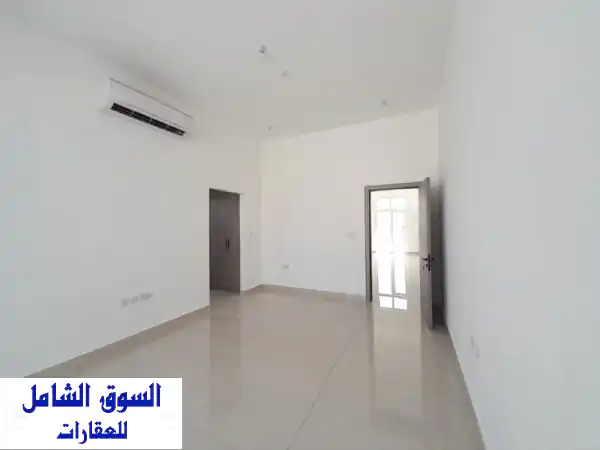 نصف فيلا فاخرة للإيجار بالرياض: 4 غرف ماستر، مدخل...