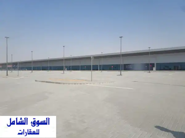 فرصة استثمارية ذهبية: مجمع تجاري فاخر 