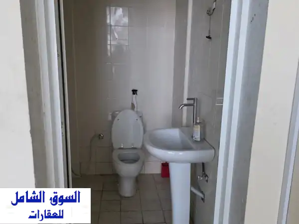 فرصتك الذهبية: معرض تجاري ضخم للإيجار في الشارقة | الصجعة الصناعية 2500 قدم - موقع استراتيجي على الشارع العام!