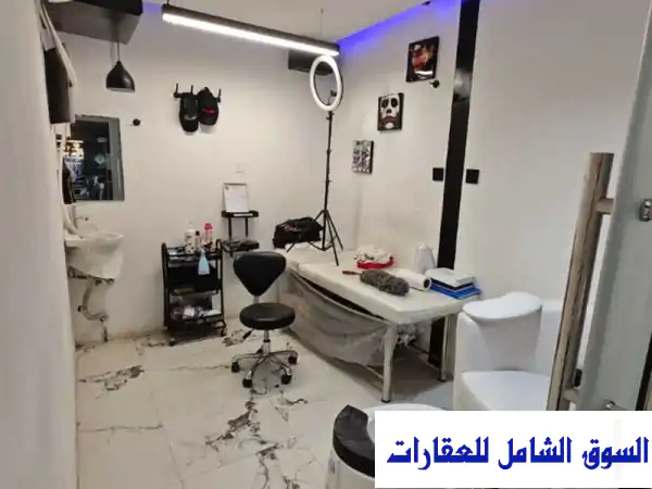 محل حلاقة لقطة للبيع بالروضة عجمان | شارع الشيخ عمار الرئيسي - بأقل إيجار!