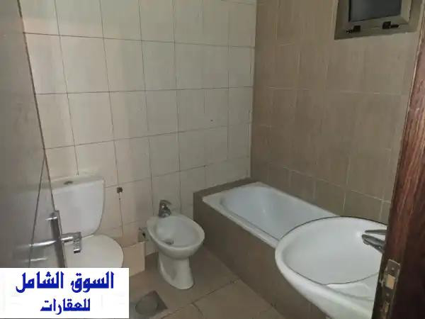 شقة أحلامك للإيجار في الطريق الجديدة: 2 نوم + صالة، بلكونين وموقف خاص بـ 550$ شهرياً!