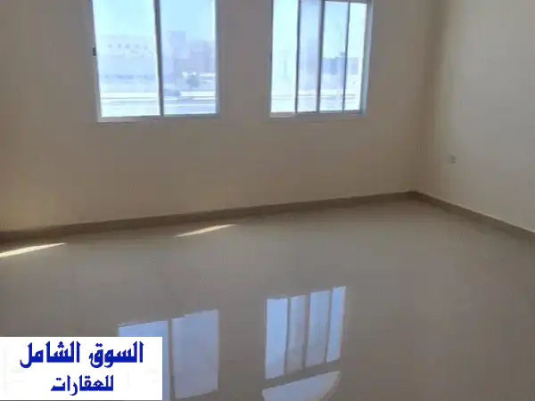 فيلا فخمة للإيجار بالنعيم (450م) 7 غرف منها 6 ماستر - شارع رئيسي حيوي