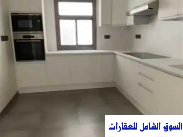 دور اول في الصديق راقي 4 غرف بكبتات ملابس للإيجار حولي