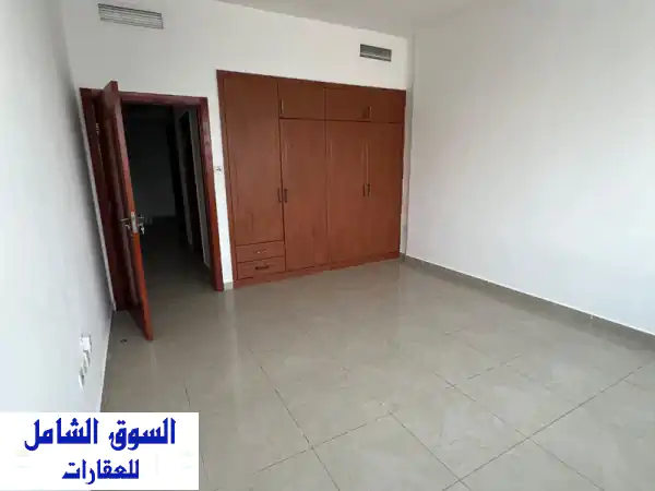 شقة فاخرة للإيجار بالمجاز 3 الشارقة | غرفتين وصالة بإطلالة بحرية وخدمات متكاملة