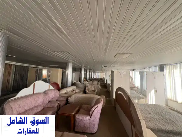 معرض فخم للإيجار بالحورة | 500م² على الطريق السريع الرئيسي | موقع استراتيجي وواجهة زجاجية مميزة