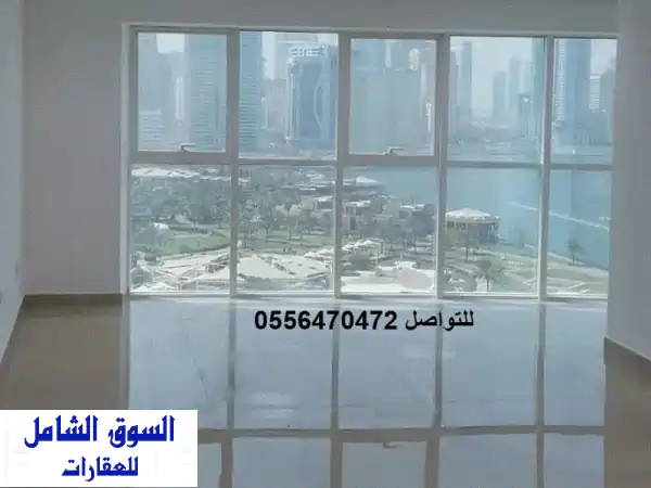 مكتب استثنائي للإيجار بالشارقة: إطلالة مائية خلابة...
