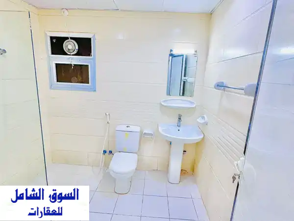 إيجار شهري مميز: غرفة وصالة مفروشة بالكامل بكورنيش عجمان - بلكونة، 2 حمام، مخرج سهل لدبي والشارقة!