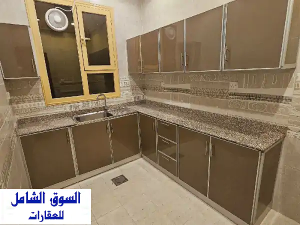 فرصة لا تعوض: شقة مودرن للإيجار بأبو فطيرة | 3 غرف | مطبخ مجهز | مع مصعد | مثالية للمعاريس والعائلة الصغيرة