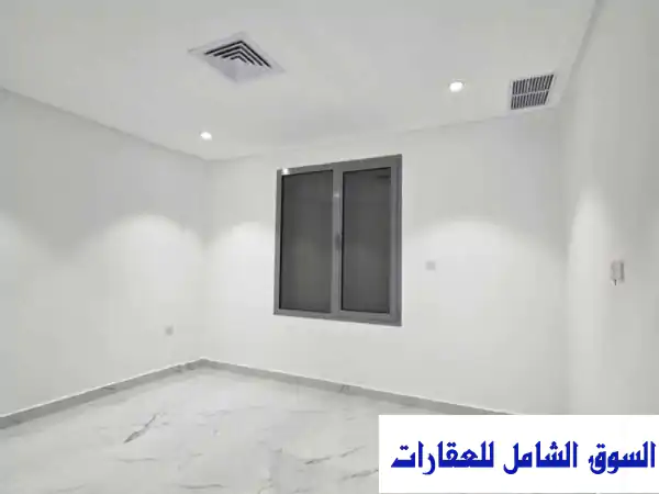 للإيجار دور عائلي فاخر بالشعب السكني حولي: 4 غرف ماستر، مصعد، جراج، بلكونة كبيرة، قرب جميع الخدمات! (مساحة 250م)